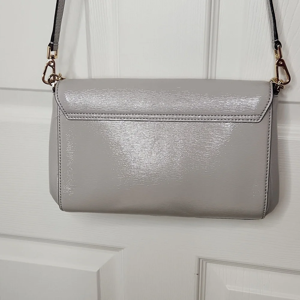 Kate Spade ♠️ carson gray patent leather with gold chain crossbody